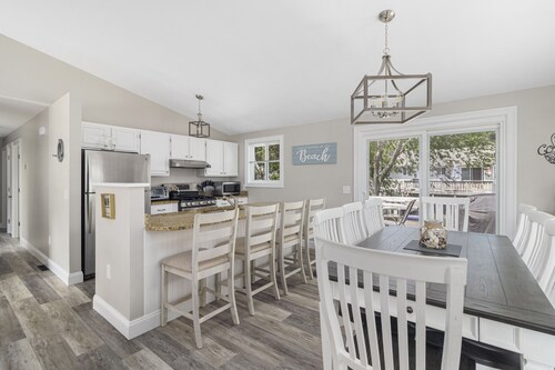 Bonnet Shore House 4 mi. to Narragansett Town Beach, 20 minutes to Newport, A/C