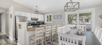 Bonnet Shore House 4 mi. to Narragansett Town Beach, 20 minutes to Newport, A/C