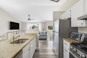 Jääkaappi, mikroaaltouuni, uuni, liesi