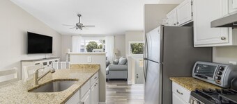 Bonnet Shore House 4 mi. to Narragansett Town Beach, 20 minutes to Newport, A/C