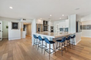 冰箱、微波炉、烤箱、炉灶