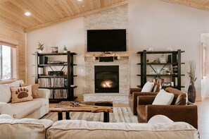 Een smart-tv, een open haard, videogames en een stereo