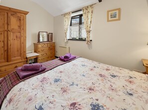 2 bedrooms, iron/ironing board, free Internet, bed sheets