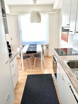 Kjøleskap, mikrobølgeovn, ovn og kokeplater