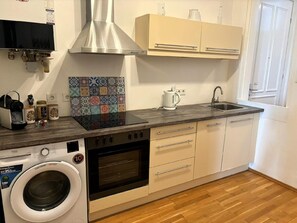 Kühlschrank, Ofen, Geschirrspüler, Wasserkocher mit Kaffee-/Teezubehör