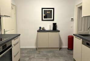 Kühlschrank, Ofen, Geschirrspüler, Wasserkocher mit Kaffee-/Teezubehör