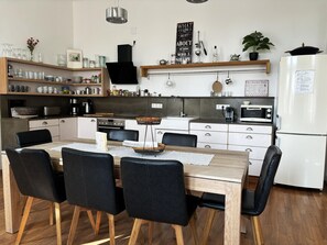 Kühlschrank, Mikrowelle, Ofen, Geschirrspüler