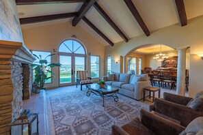 TV connectée, cheminée, espaces bureaux