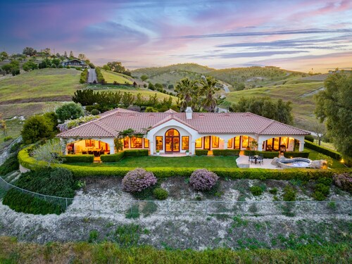 Luxe Ranch with Hot Tub, Gourmet Kitchen and Fabulous Downtown Views.
