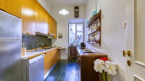 Eine moderne Küche mit Holzausstattung, einem Geschirrspüler und einer Arbeitsplatte mit Spüle.