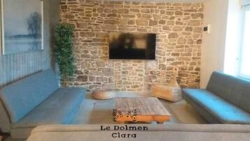 TV connectée, baby-foot, livres, espaces bureaux