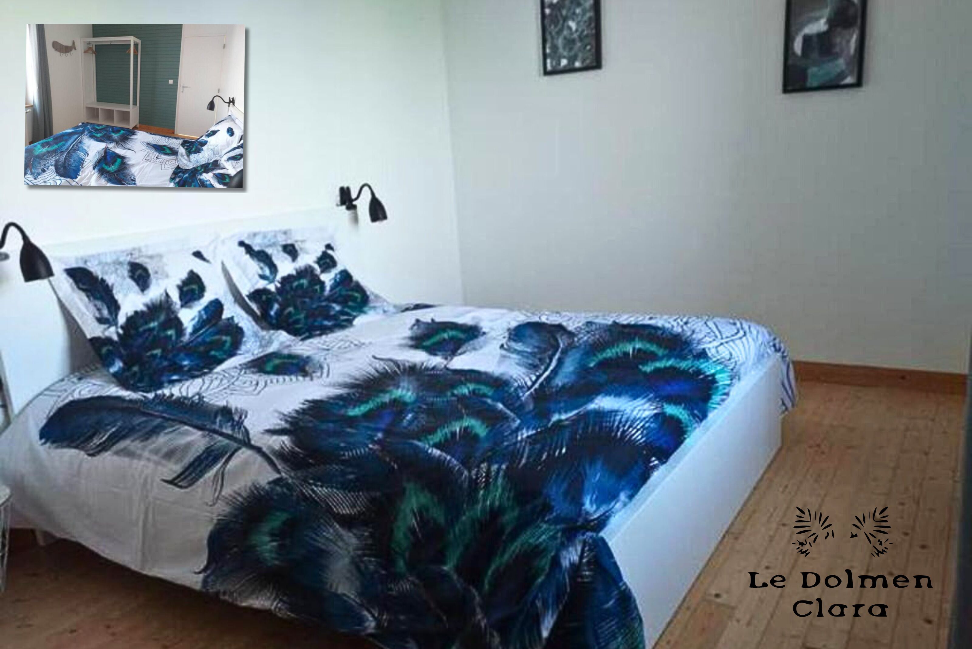 Un dormitorio con una cama, una mesita de noche, un espejo y una lámpara de pared.