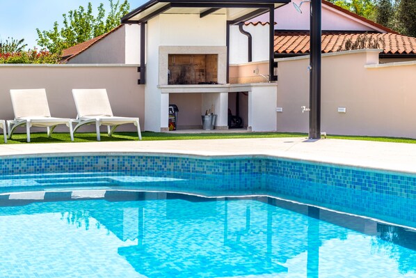 Outdoor pool - Brand new top villa *****, barbecue, pool, only 7 km from the sea (Jadreski)