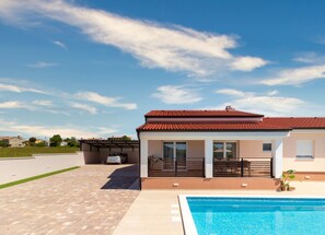 Exterior - Brand new top villa *****, barbecue, pool, only 7 km from the sea (Jadreski)