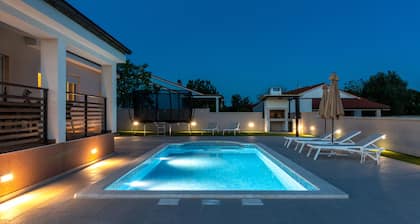 Brand new top villa *****, barbecue, pool, only 7 km from the sea