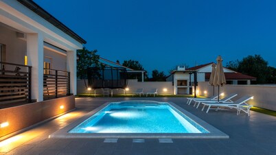 Brand new top villa *****, barbecue, pool, only 7 km from the sea