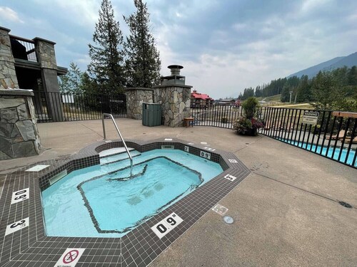 Ski In/Out. Mountain Side. Dog Friendly