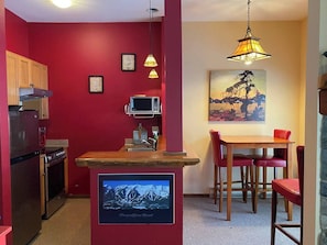 Réfrigérateur, micro-ondes, four, plaque de cuisson