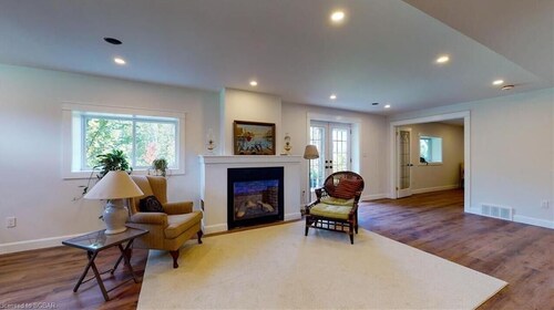 Seasonal rental, close to Collingwood, 18 acres with trails, newly renovated