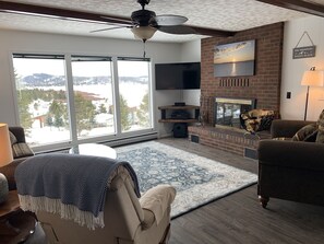 TV, lareira, DVD player, livros