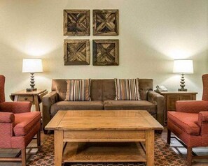 Een televisie, tafelvoetbal, boeken en een muziekbibliotheek