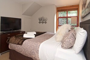 2 bedrooms, iron/ironing board, WiFi