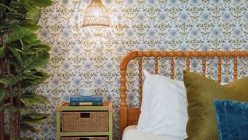 2 slaapkamers, een bureau, een strijkplank/strijkijzer, reisbedje