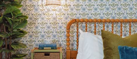 2 chambres, bureau, fer et planche à repasser, lit parapluie