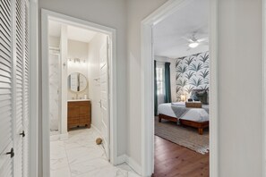 2 bedrooms, desk, iron/ironing board, travel cot - The Charleston Suites: The Charles Suite (Charleston)