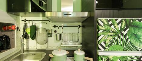 Fridge, oven, stovetop, coffee/tea maker