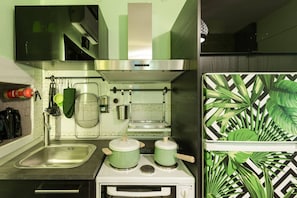 Kühlschrank, Ofen, Herdplatte, Wasserkocher mit Kaffee-/Teezubehör