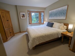 2 bedrooms, iron/ironing board, free WiFi, bed sheets - Ski In, Ski Out 2 Bed/2 Bath Condo (Sun Peaks)