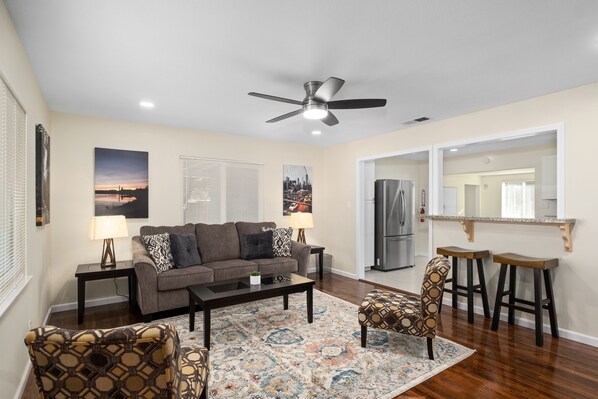 TV - Upgraded 3B/2Bth w DinningR on Peaceful Street (Fresno)