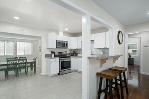 Fridge, microwave, oven, stovetop - Upgraded 3B/2Bth w DinningR on Peaceful Street (Fresno)