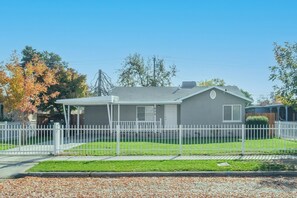 Exterior - Upgraded 3B/2Bth w DinningR on Peaceful Street (Fresno)