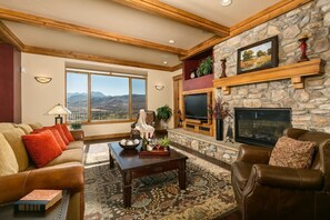 Televisión, chimenea y oficina 