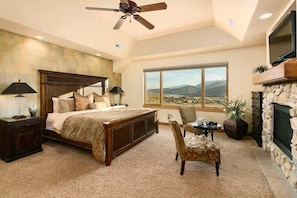 6 bedrooms, desk, iron/ironing board, WiFi