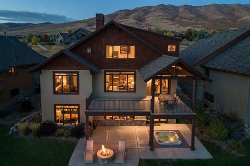 6 Bdr! 4 are King, hot tub, fire pit! BEST view!