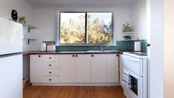 Frigorífico, horno, placa de cocina y tostadora