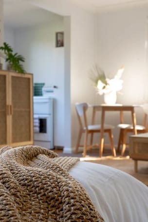 Desk, WiFi, bed sheets. Spacious and Stylish Studio in Narrabeen