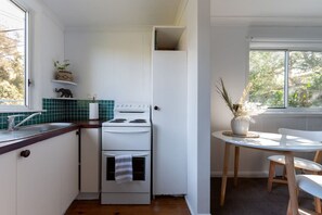 Kjøleskap, ovn, kokeplater og brødrister