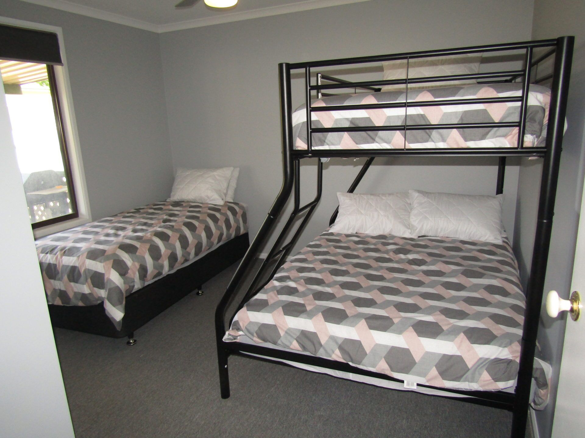 Reel Em Inn - Esplanade position.  Winter off peak special! — image 9