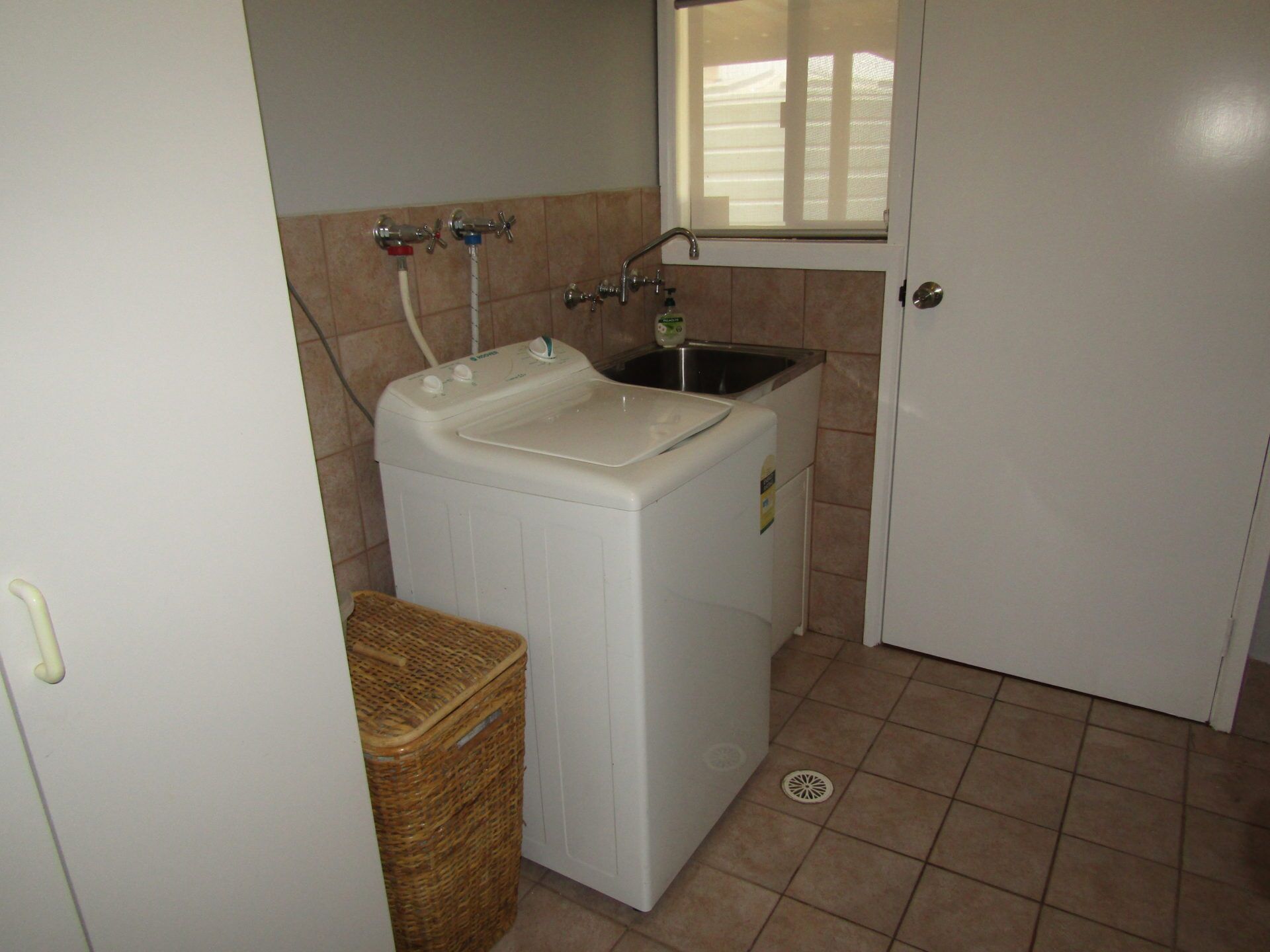 Reel Em Inn - Esplanade position.  Winter off peak special! — image 11