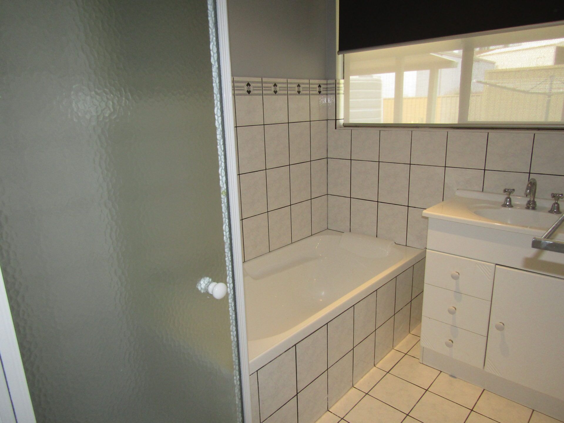 Reel Em Inn - Esplanade position.  Winter off peak special! — image 10