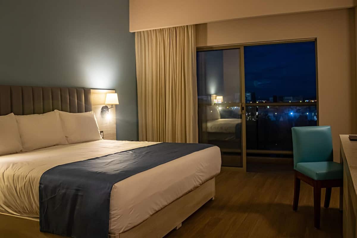 In-room safe, laptop workspace, iron/ironing board, free WiFi