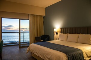 Caja de seguridad en la habitación y espacio para trabajar con laptop 