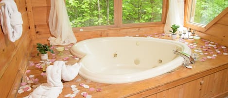 Baignoire, baignoire à jets, sèche-cheveux, serviettes fournies