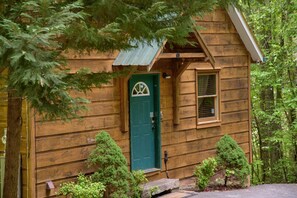 Exterior detail - Cuddley Bears hideaway (Sevierville)