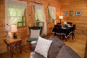 Smart TV, fireplace - Cuddley Bears hideaway (Sevierville)