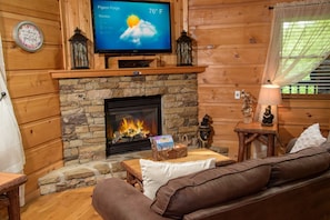Smart TV, fireplace - Cuddley Bears hideaway (Sevierville)